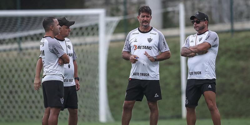 Comissão técnica liderada por "El Turco" Mohamed terá de estudar a melhor solução para a lateral esquerda do Galo no duelo com a Caldense (Pedro Souza / Atlético)