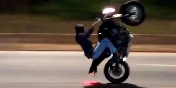 Prática consiste na realização de manobras e acrobacias com motocicletas, no popular, empinar moto (Reprodução / redes sociais)