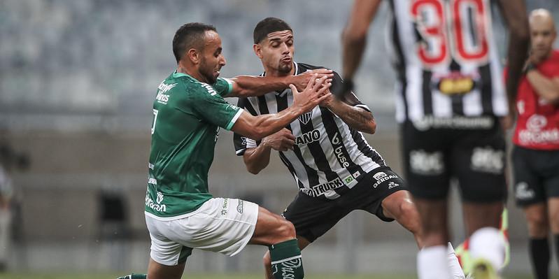 Rubens foi improvisado na vitória do Atlético sobre a Caldense e recebeu elogios de "El Turco" Mohamed (Pedro Souza / Atlético)