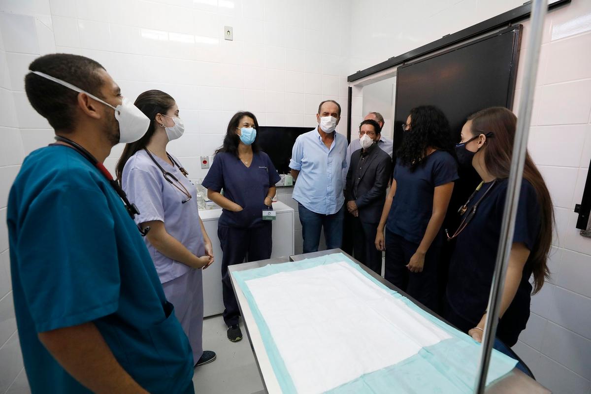 Alexandre Kalil e deputado estadual Osvaldo Lopes participaram da inauguração do Complexo Público Veterinário (Amira Hissa / PBH / Divulgação)