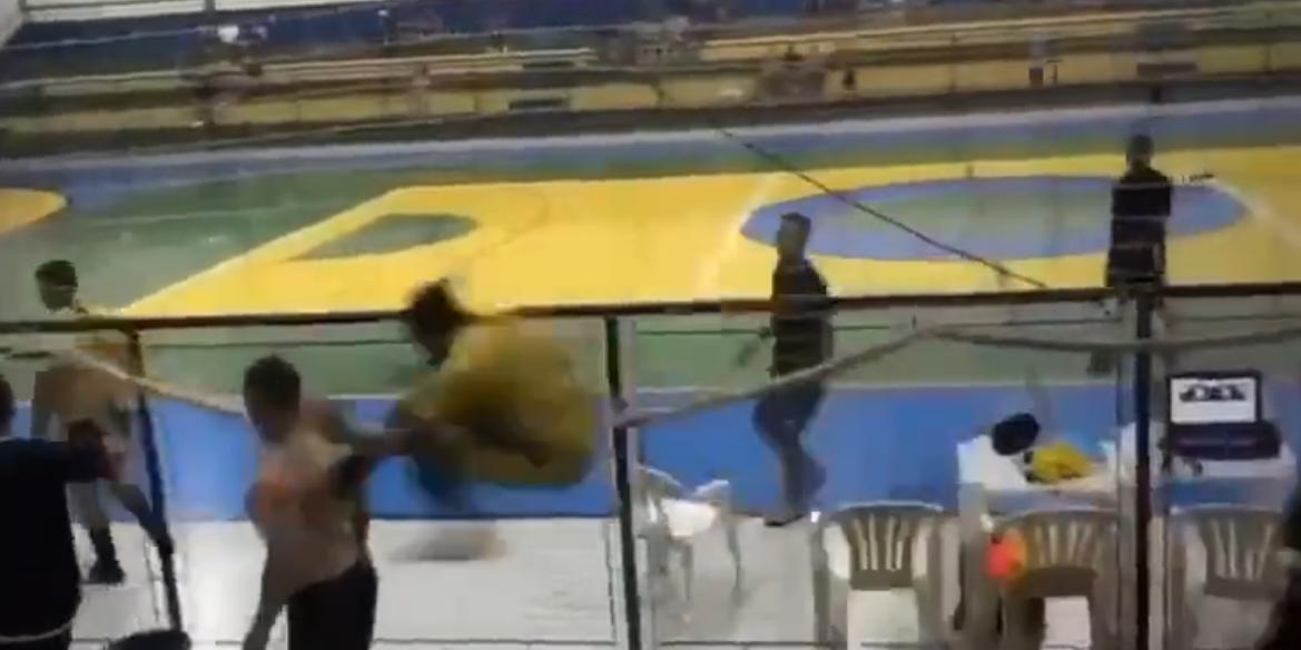 Jogador deu uma voadora no adversário em partida amadora de futsal em Tocantins (Twitter / cristyan_kelwen / Reprodução)