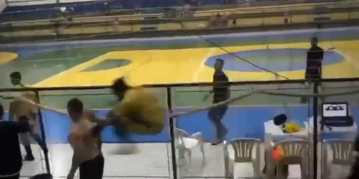 Jogador deu uma voadora no adversário em partida amadora de futsal em Tocantins (Twitter / cristyan_kelwen / Reprodução)
