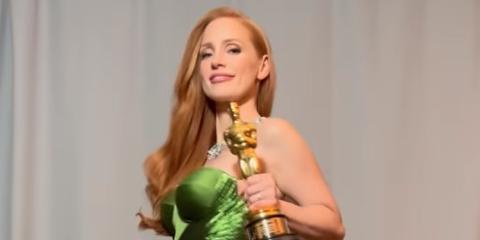 Jessica Chastain exibe o seu Oscar por "Os Olhos de Tammy Faye" (Reprodução Instagram)