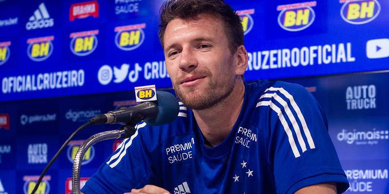 Eduardo Brock conquistou a confiança do técnico Paulo Pezzolano, que já manifestou interesse em continuar com o zagueiro no elenco. (Foto: Gustavo Aleixo/Cruzeiro)