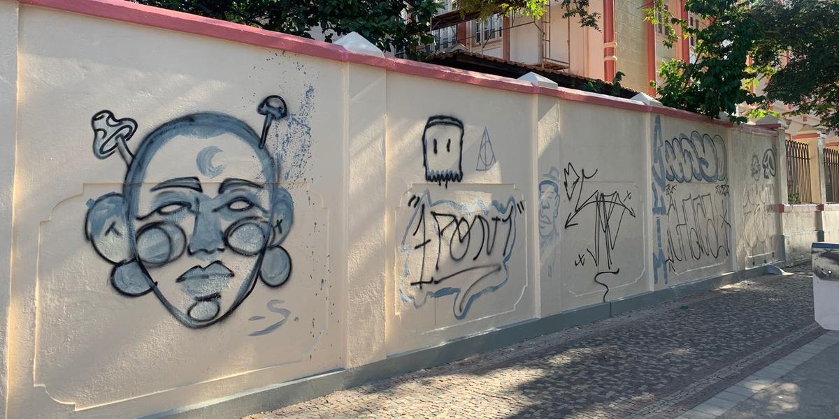 Muro do prédio histórico da Maternidade Hilda Brandão voltou a ser vandalizado (Divulgação / Grupo Santa Casa BH)