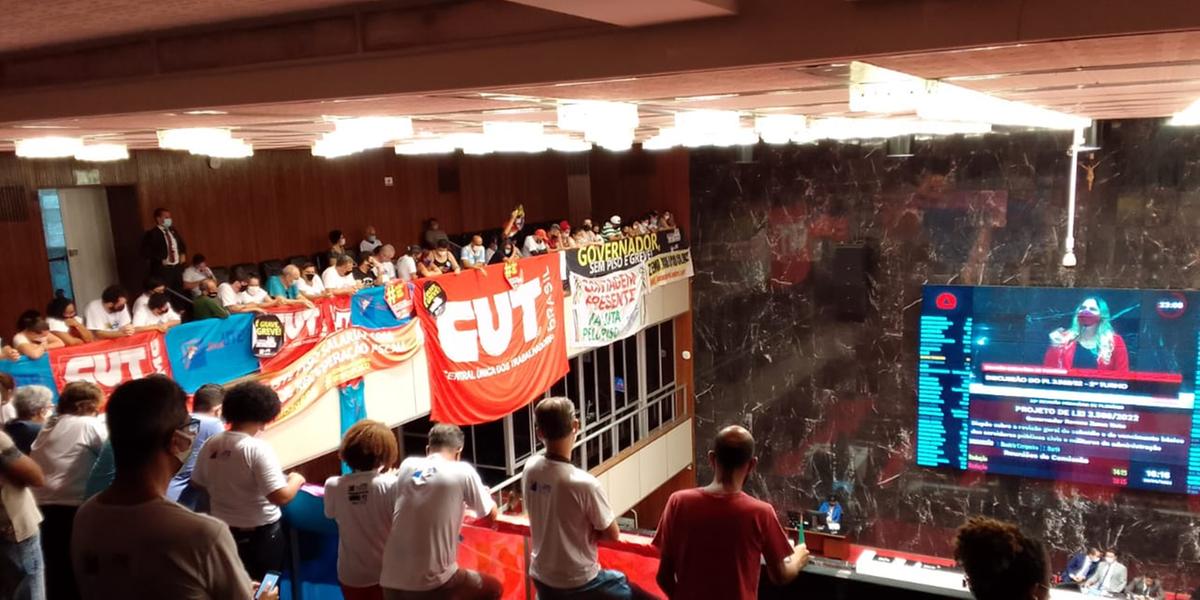 Galerias do plenário da Assembleia Legislativa ficaram lotadas de servidores que acompanharam a votação (Hermano Chiodi)