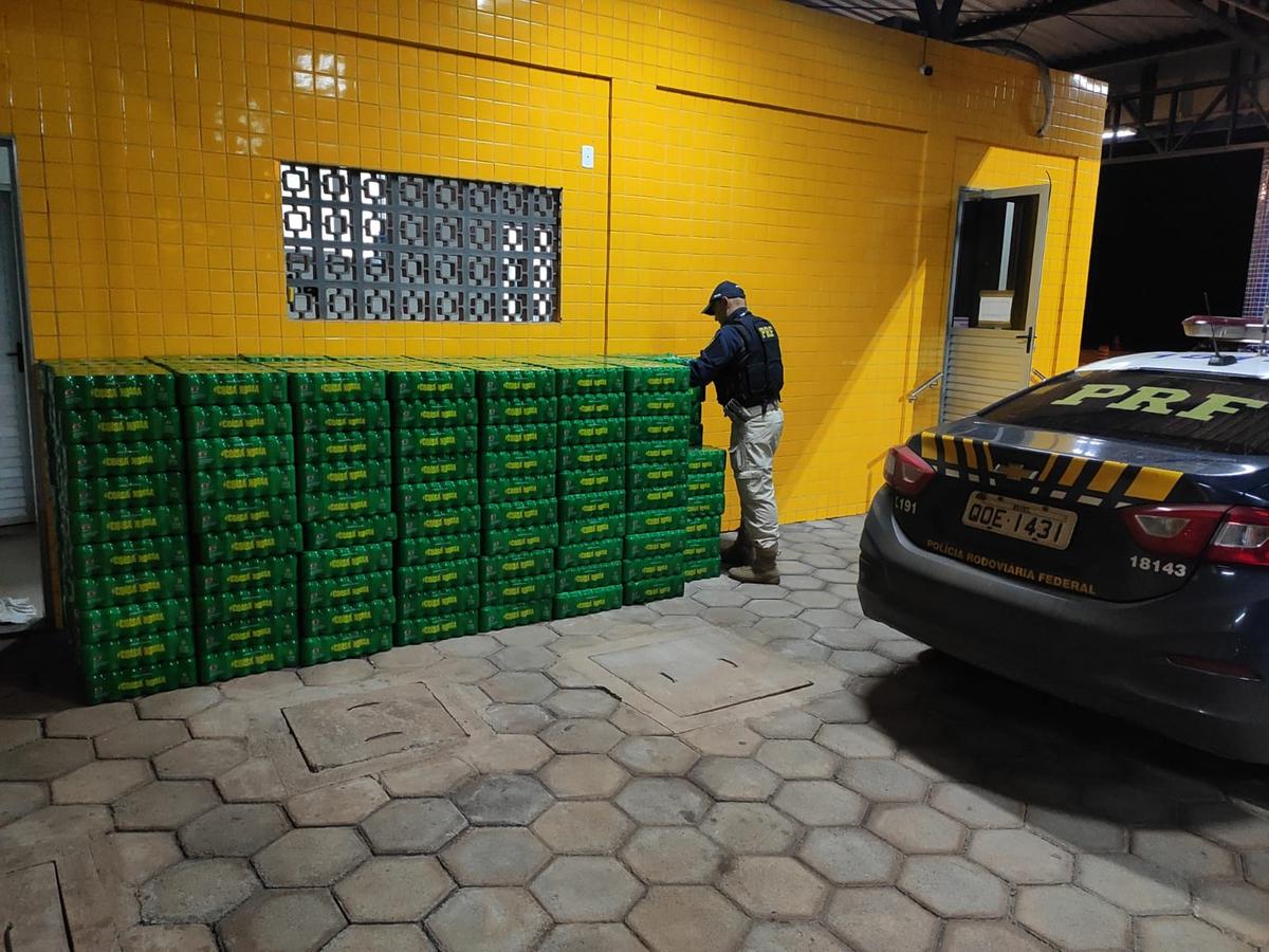 Quase sete mil latas de refrigerantes roubados foram recuperadas por policiais rodoviários federais (PRF / Divulgação)