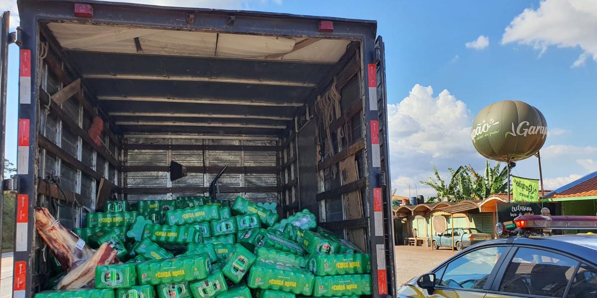 Carga de refrigerantes foi encontrada em caminhão baú que tinha sido usado em roubo em Cristiano Otoni (PRF / Divulgação)