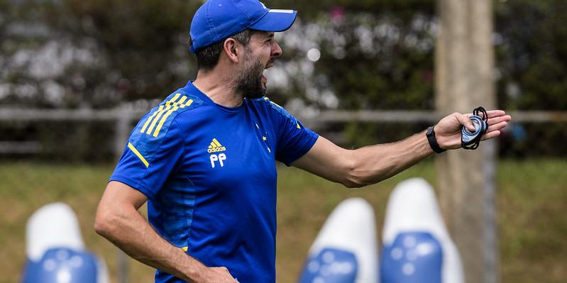 Paulo Pezzolano estará no banco de reservas do clássico contra o Atlético pela primeira vez (Gustavo Aleixo/Cruzeiro)