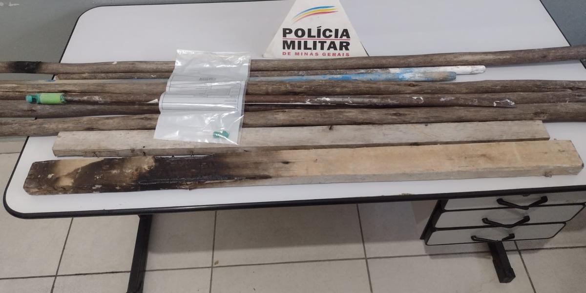Antes do jogo, PMMG esteve nas sedes das torcidas e, na Máfia Azul em Betim, apreendeu pedaços de madeira que seriam utilizados em brigas (Divulgação/PMMG)