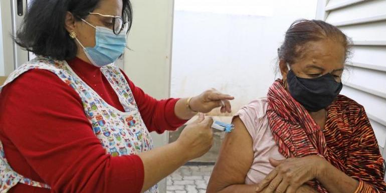 PBH promove vacinação simultânea contra Gripe e quarta dose de Covid-19 para maiores de 80 (Adão de Souza / PBH / Divulgação)