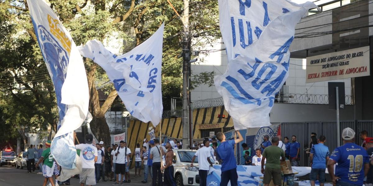 Torcedores aguardam a decisão nos entornos do Parque Esportivo do Cruzeiro desde às 15h. (Fernando Michel)