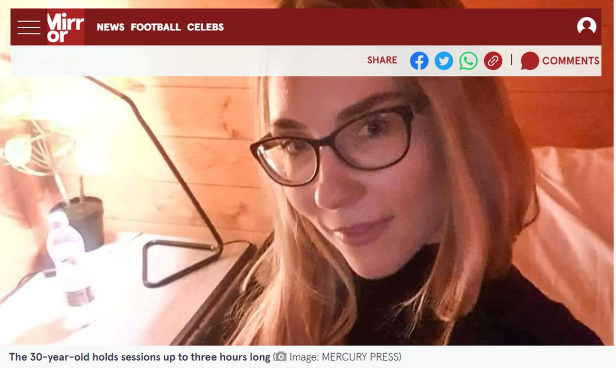 Kristiina Link trabalha abraçando profissionalmente estranhos como uma forma de terapia emocional (Mirror.co.uk / Reprodução)