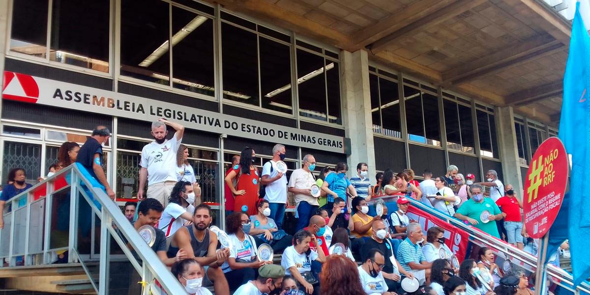 Professores prometem manter as manifestações na porta da Assembleia até a votação dos vetos do governador Romeu Zema (Hermano Chiodi)
