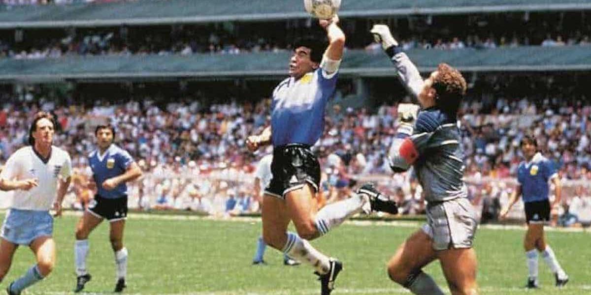 Camisa usada por Maradona para fazer o polêmico gol da "Mão de Deus" na Copa de 1986 será leiloada (Twitter / Reprodução)