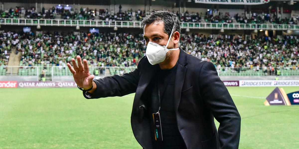 O treinador tem a missão de melhorar o desempenho ofensivo do ataque do Coelho (Mourão Panda / América)