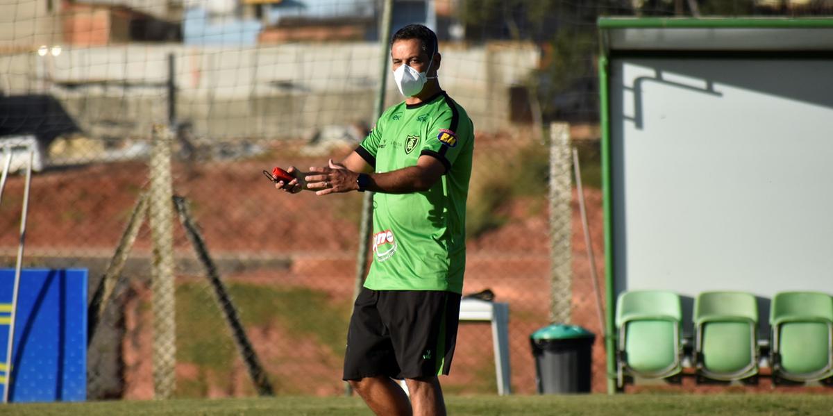 Técnico Marquinhos Santos vem recebendo críticas de parte da torcida do Coelho (Marina Almeida / América)