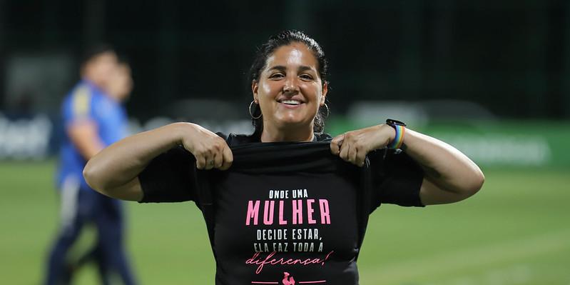 Aos 39 anos, Lindsay já atuou como jogadora e na coordenação técnica de times femininos. Agora, no comando das Vingadoras, ela afirma: "Hoje, sou da Massa". (Foto: Bruno Sousa / Atlético)