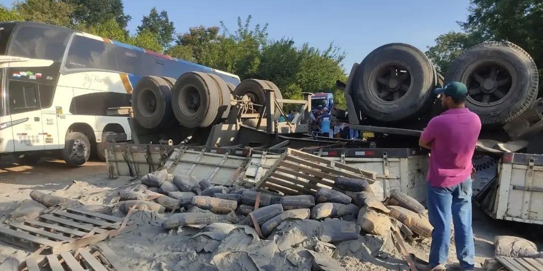 Caminhão carregado de cimento bate em lateral de caminhonete e deixa três feridos em Francisco Sá (Instagram / samumacronorte / Reprodução)
