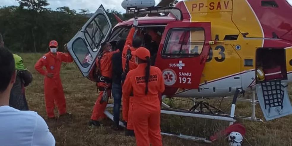 Bombeiros de MG usaram o helicóptero Arcanjo 6 para resgatar o motociclista na Serra do Cipó (Bombeiros MG / Divulgação)