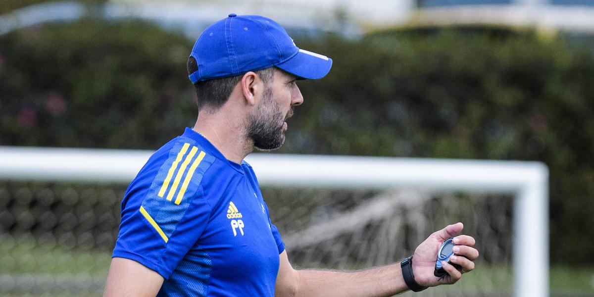 Técnico Paulo Pezzolano pode ter problemas para escalar a zaga da Raposa nesta terça-feira (12) (Gustavo Aleixo/Cruzeiro)