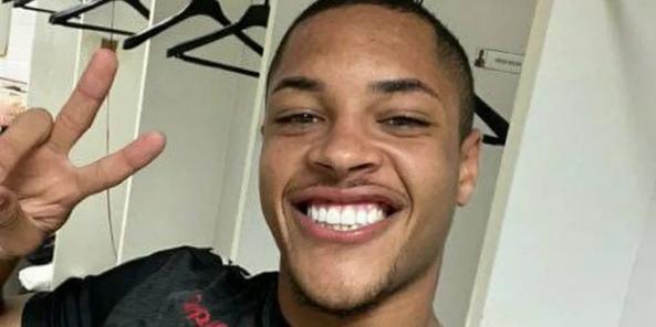 Vitor Roque posou com uma camisa do Athletico-PR (Reprodução Internet)