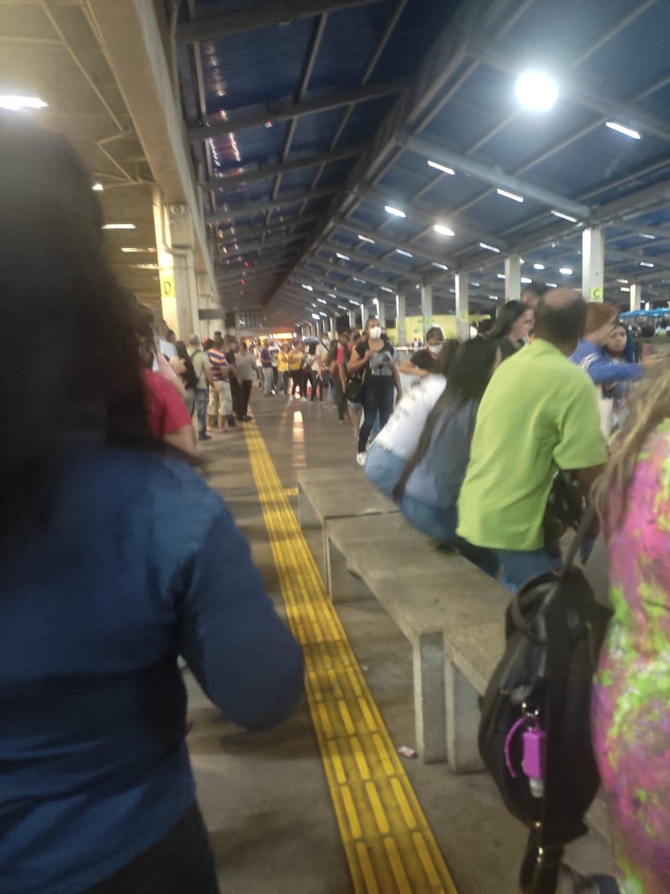 Usuários enfrentam estações lotadas com a sobrecarga de passageiros que não conseguem usar o metrô, que está em greve (Fernando Michel)