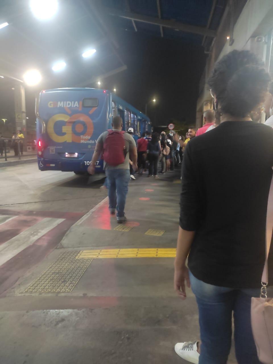 Passageiros enfrentam filas de ônibus para voltar para casa; metrô em greve não circula em horários de pico (Fernando Michel / Hoje em Dia)