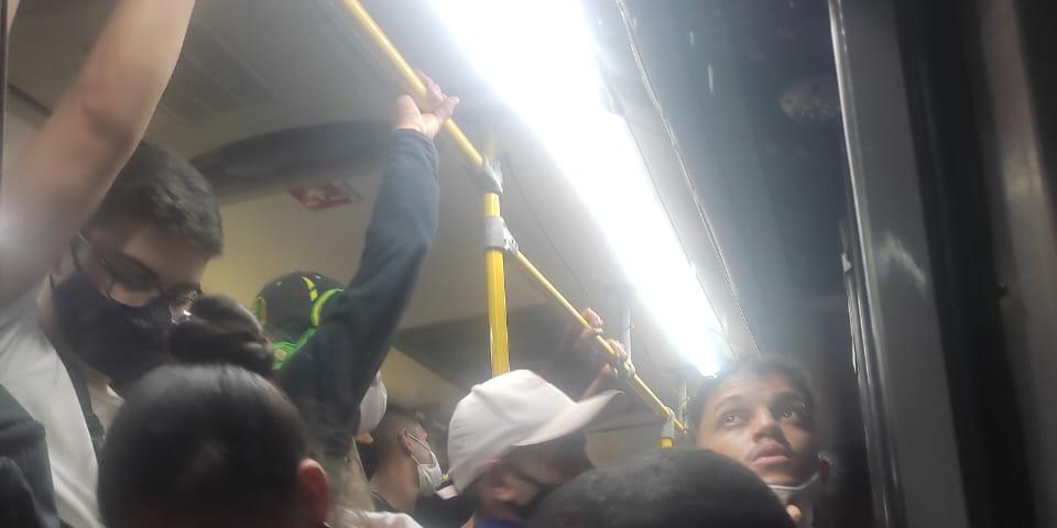 Passageiros enfrentam ônibus cheios na volta para casa; trens do metrô não circulam à noite (Fernando Michel / Hoje em Dia)