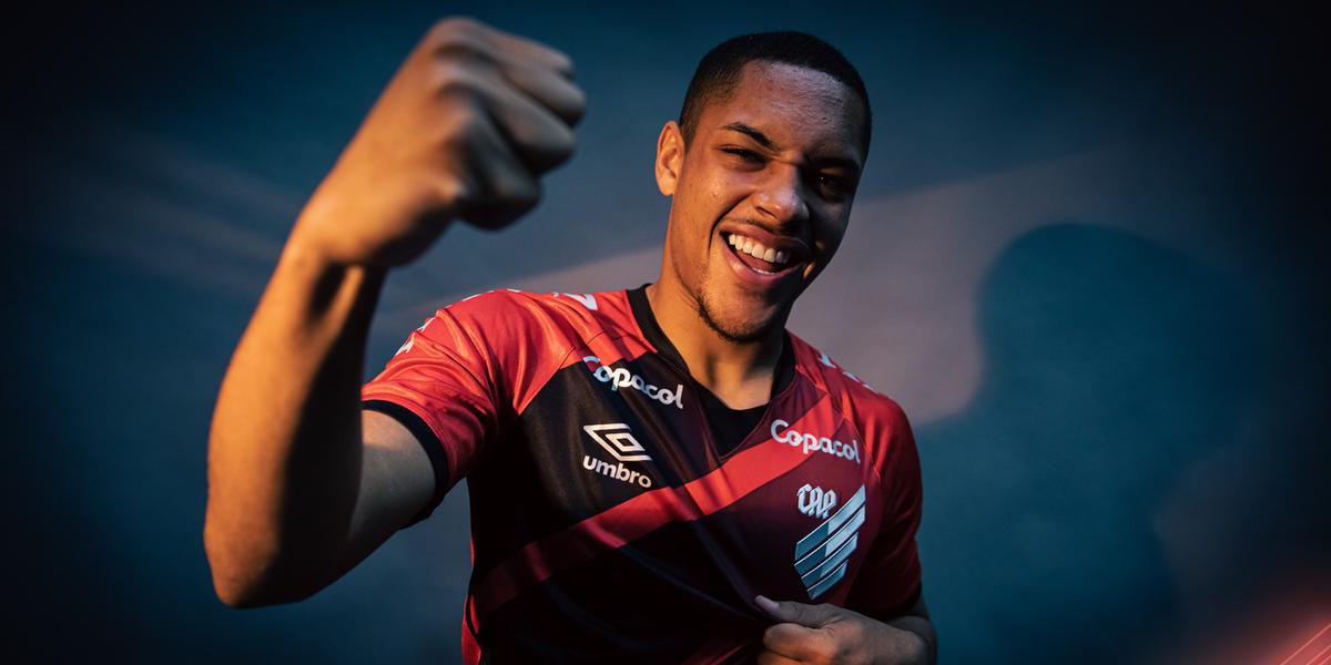 Em neogicação polêmica, Vitor Roque deixou o Cruzeiro se transferiu para o Athletico-PR (José Tramontin/athletico.com.br)