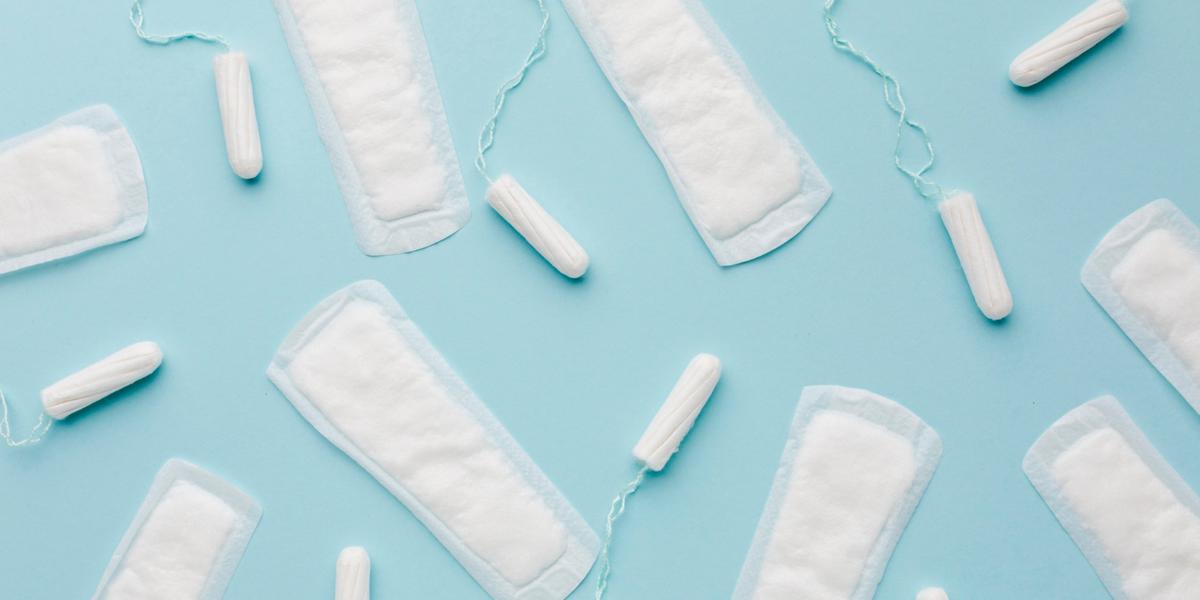 O produto de higiene íntima é fornecido de graça pelo Sistema Único de Saúde (SUS), nas unidades do Programa Farmácia Popular, por meio do Programa Dignidade Menstrual – Um Ciclo de Respeito (Freepik / Divulgação)