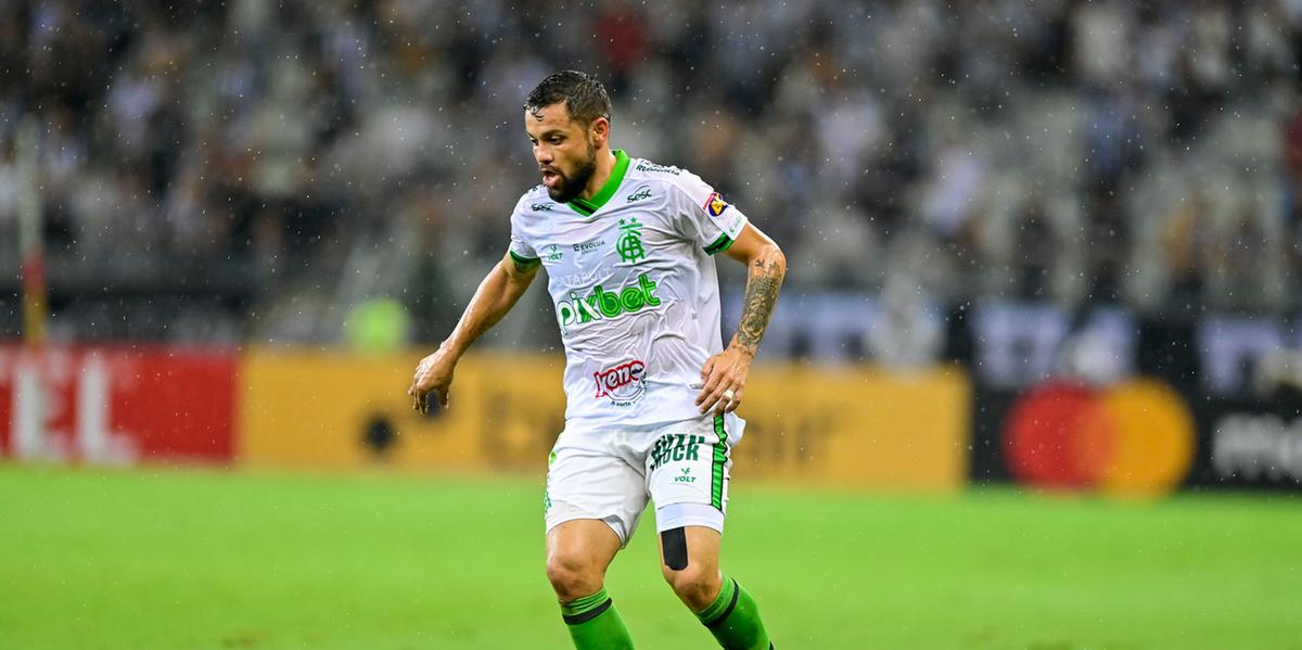 Aos 35 anos, Azevedo soma 136 jogos e 18 gols com a camisa do Coelho (Mourão Panda / América)