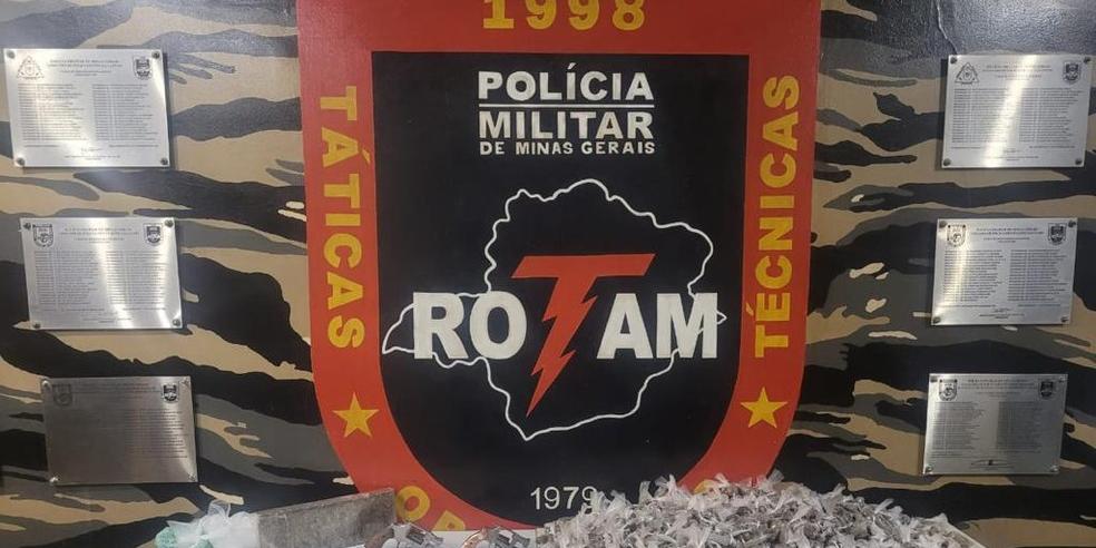 PM exibe drogas apreendidas em ação no bairro Ribeiro de Abreu (Divulgação/Polícia Militar)