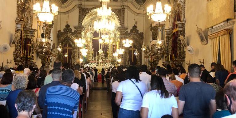 Fiéis participam da Missa do Crisma e da Bênção dos Santos Óleos, em São João del-Rei (Lia Lombardi)
