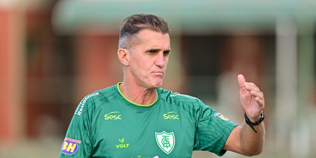 O treinador reestreou no comando do Coelho no empate com o Atlético, na última quarta, pela Libertadores (Mourão Panda / América)