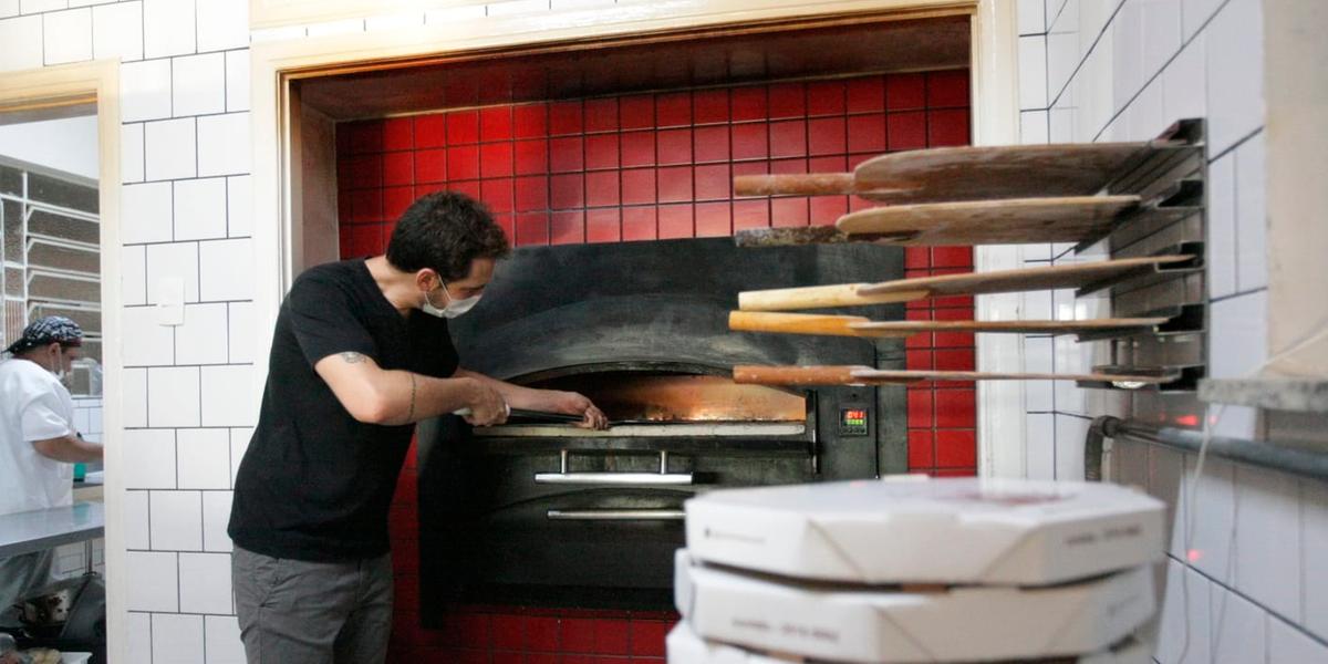 Para fugir das altas taxas e ter mais controle sobre a operação de entrega, Alfredo Lana criou um aplicativo próprio para sua pizzaria (Fernando Michel)