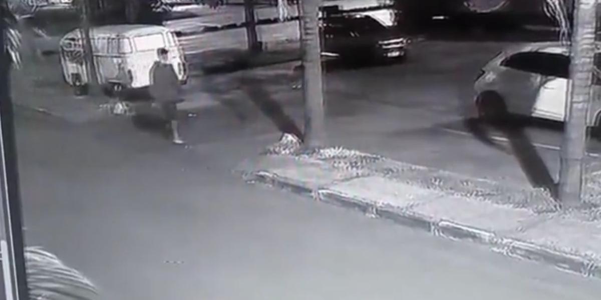 Câmeras de segurança registraram o momento em que Gabriel Luiz voltava para casa antes de ser atacado (Reprodução TV Globo)