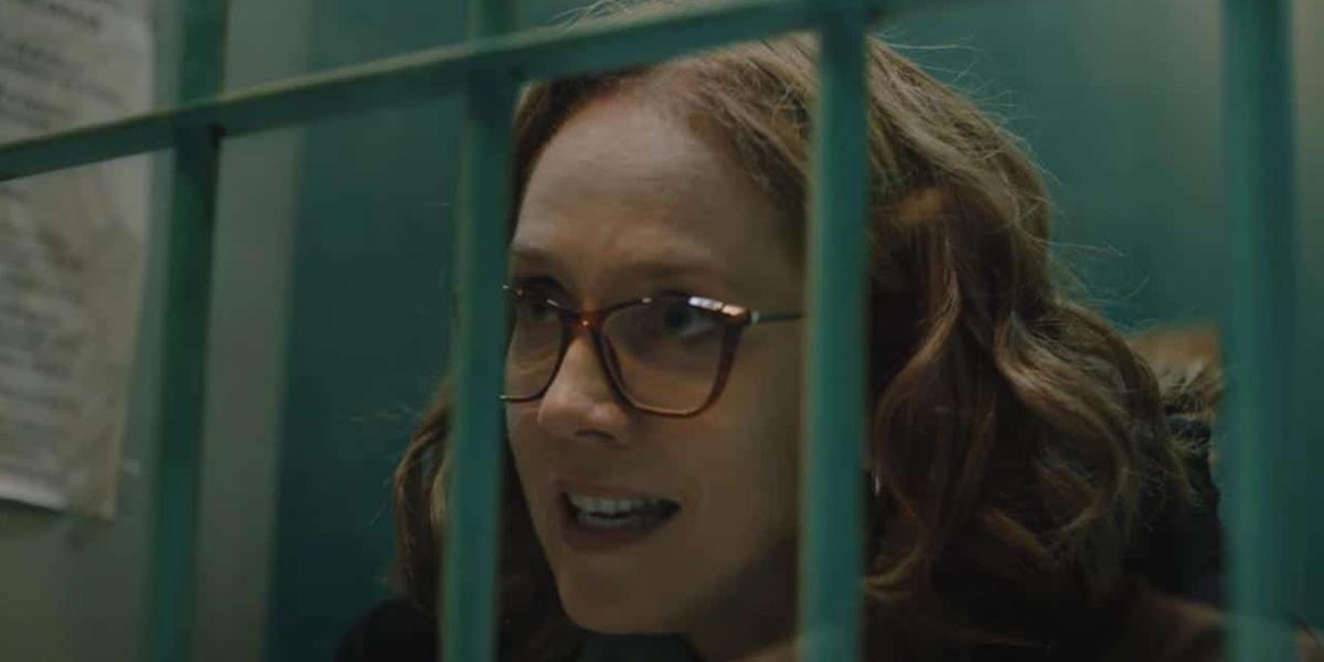 Camila Morgado vive uma advogada criminalista que defende acusada de assassinato (Amazon Prime Video/Divulgação)