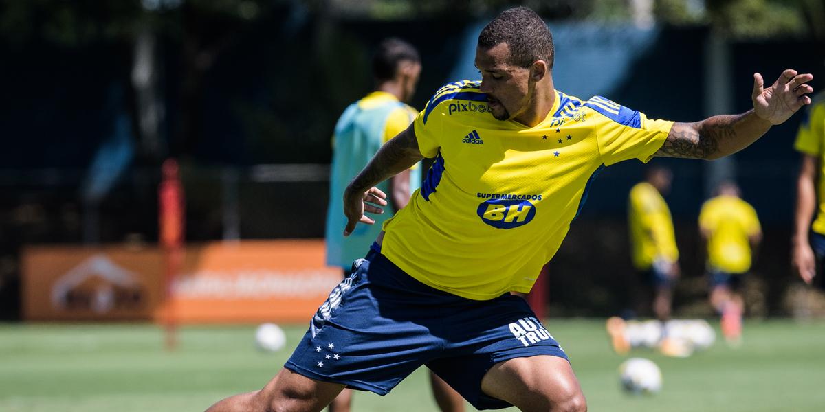 Contratado nesta semana, zagueiro Zé Ivaldo pode estrear pela Raposa no duelo desta terça (Gustavo Aleixo/Cruzeiro)