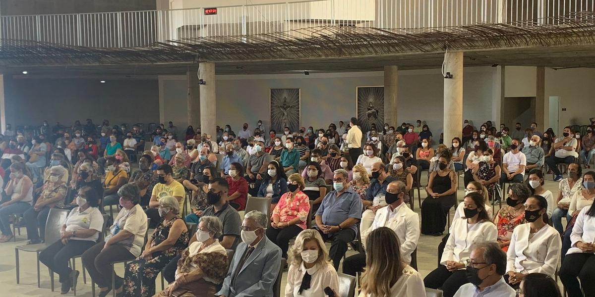 Fieis voltaram a assistir presencialmente a missa da Páscoa (Divulgação/Arquidiocese de Belo Horizonte)