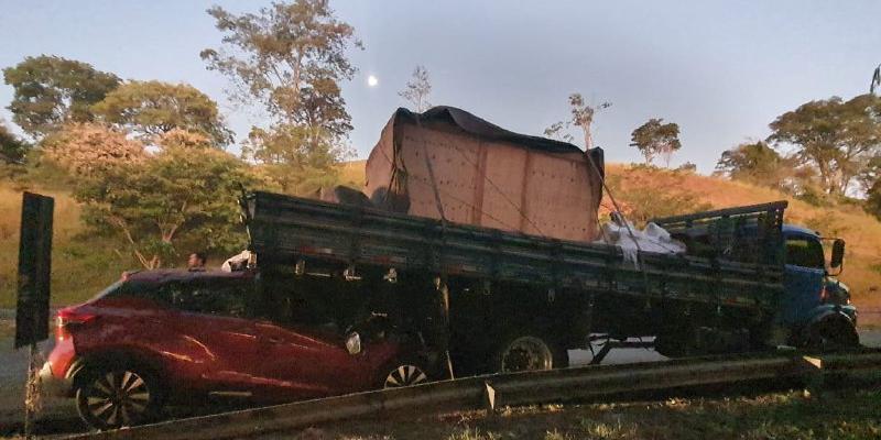 Acidente aconteceu na manhã desta segunda-feira (18) (Divulgação/Corpo de Bombeiros)