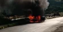 Veículo ficou completamente destruído após o incêndio (Divulgação/Corpo de Bombeiros)