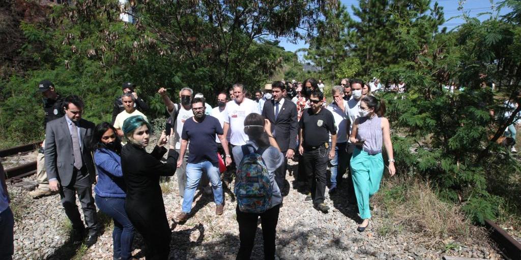 Visita aconteceu na manhã desta segunda (18) e contou com a presença de moradores, políticos e ativistas (Valéria Marques/Jornal Hoje Em Dia)