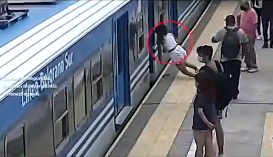 A mulher identificada como Candela desmaiou e caiu nos trilhos do metrô de Buenos Aires (Twitter / EmmaDalbe / Reprodução)