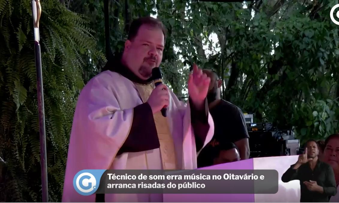 O vigário provincial Gustavo Medella, do Convento da Penha (ES), levou com bom humor o erro na missa de Páscoa (Facebook / agazetaes / Reprodução)