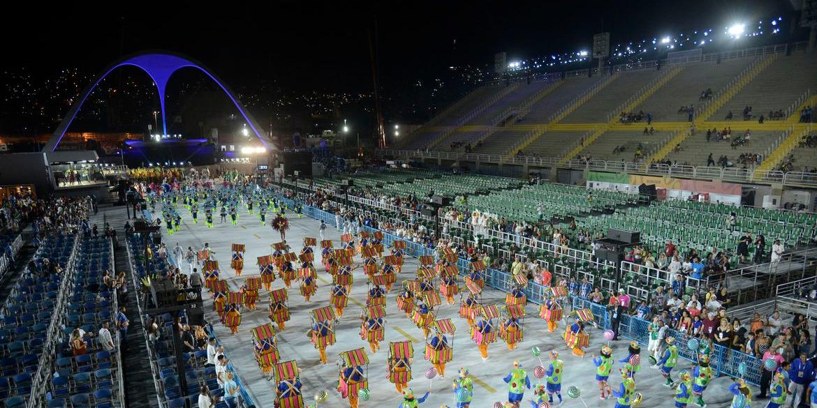 Retomada da Festa de Momo ilumina a Marquês de Sapucaí, no Rio de Janeiro (Tomaz Silva/Agência Brasil)