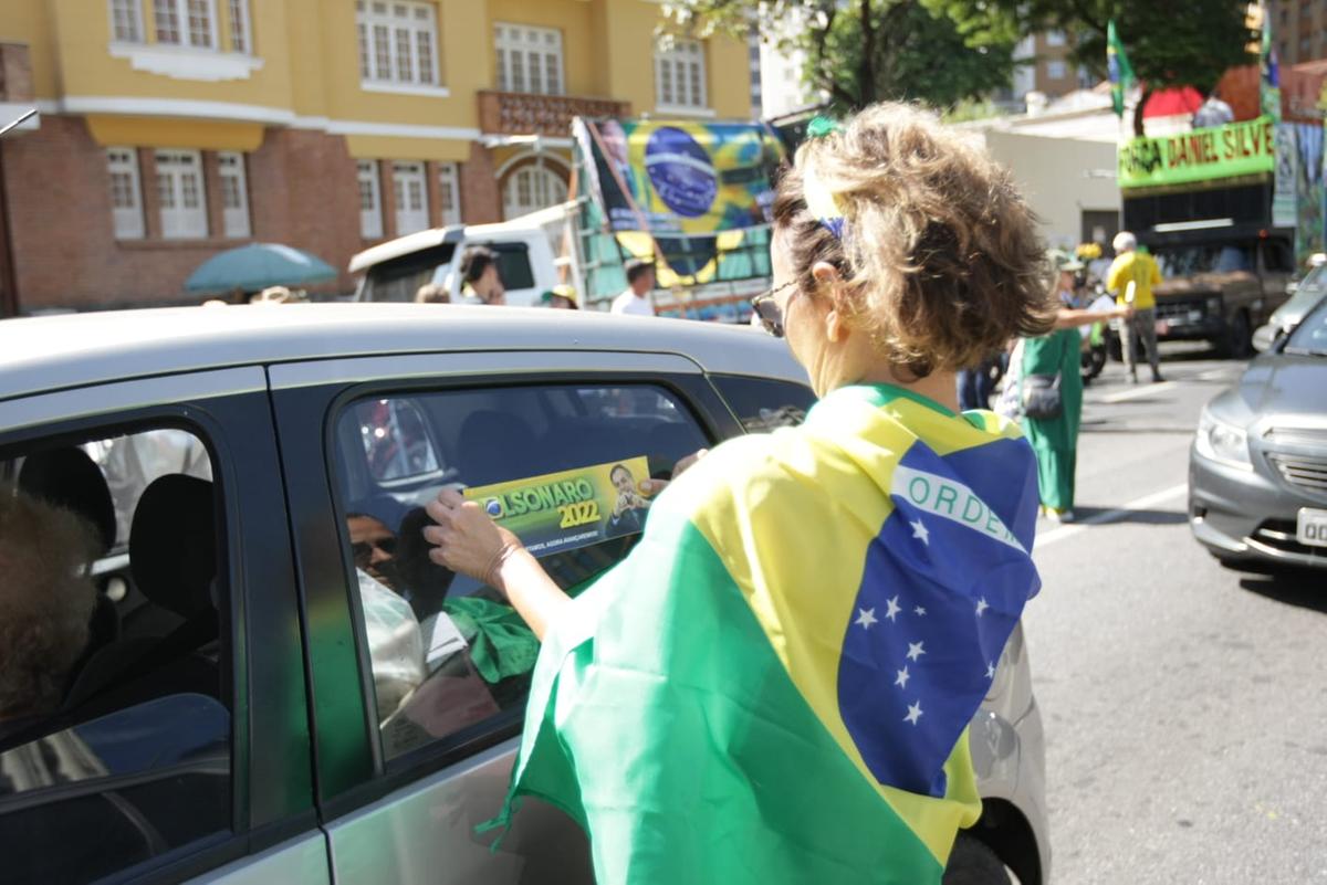 Apoiadores de Bolsonaro fiizeram um "adesivaço" na Praça Tiradentes (Fernando Michel/Hoje em Dia)