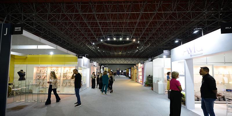 Nos corredores da feira, o fluxo intenso de compradores (Sebastião Jacinto Jr./Divulgação)