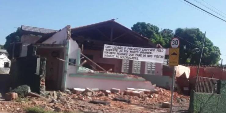 Faixa está localizada na fachada do clube em Santa Luzia (Divulgação)