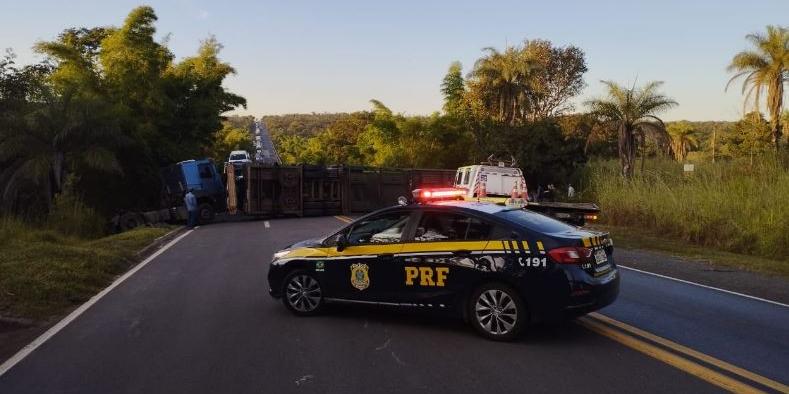 Acidente aconteceu nas primeiras horas deste sábado (23) (Divulgação/PRF-MG)